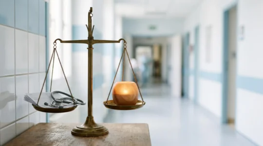 Illustration symbolisant l'équilibre entre le coût d'une opération chirurgicale et la protection apportée par une garantie hospitalisation